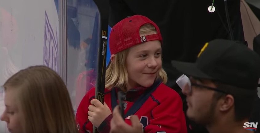 Nuori fani ylpeänä Ovien mailan kanssa Nuori fani ylpeänä Ovien mailan kanssa