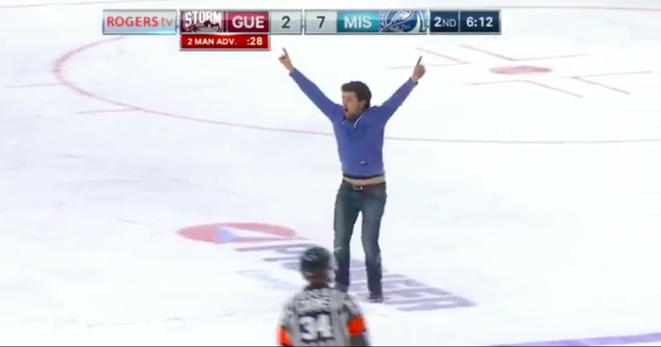 Video: Intohimoinen fani kiipesi kentälle kesken OHL-ottelun | Laitataklaus.com Video: Intohimoinen fani kiipesi kentälle kesken OHL-ottelun | Laitataklaus.com
