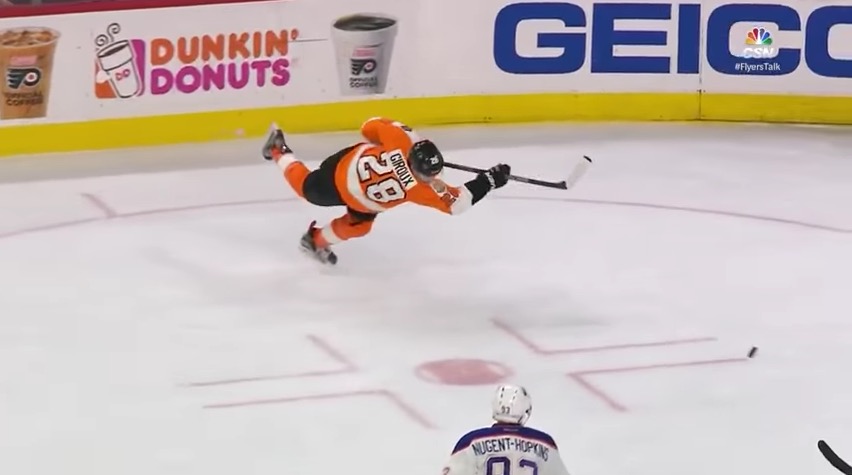 Giroux tälläsi hienon maalin erikoisesta asennosta Giroux tälläsi hienon maalin erikoisesta asennosta