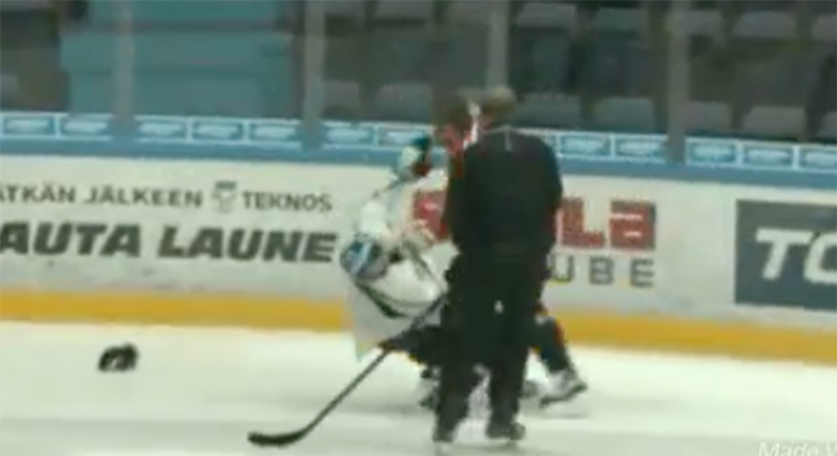 Video: Pelicans-treeneissä tapeltiin - Kivelä vs. Blood | Laitataklaus.com Video: Pelicans-treeneissä tapeltiin - Kivelä vs. Blood | Laitataklaus.com
