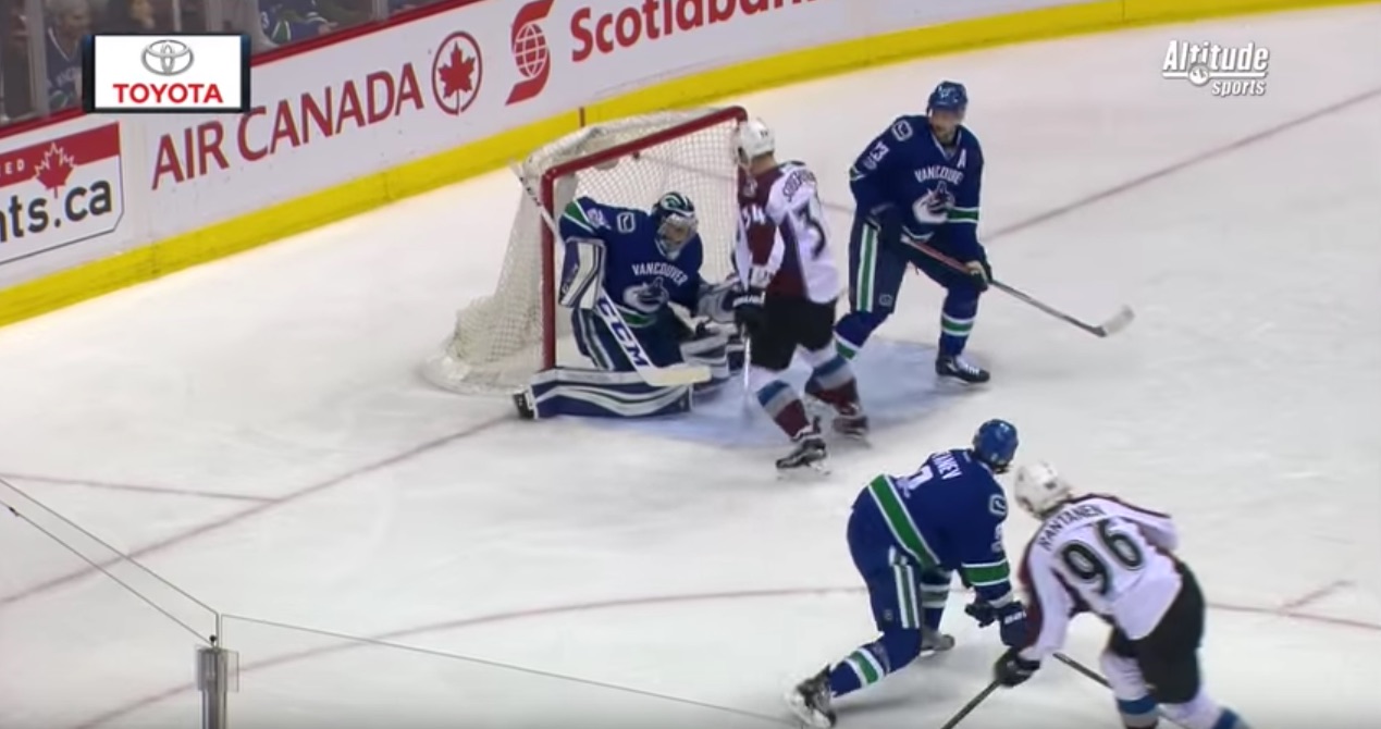 Mikko Rantanen ja titta på ylähylly Mikko Rantanen ja titta på ylähylly