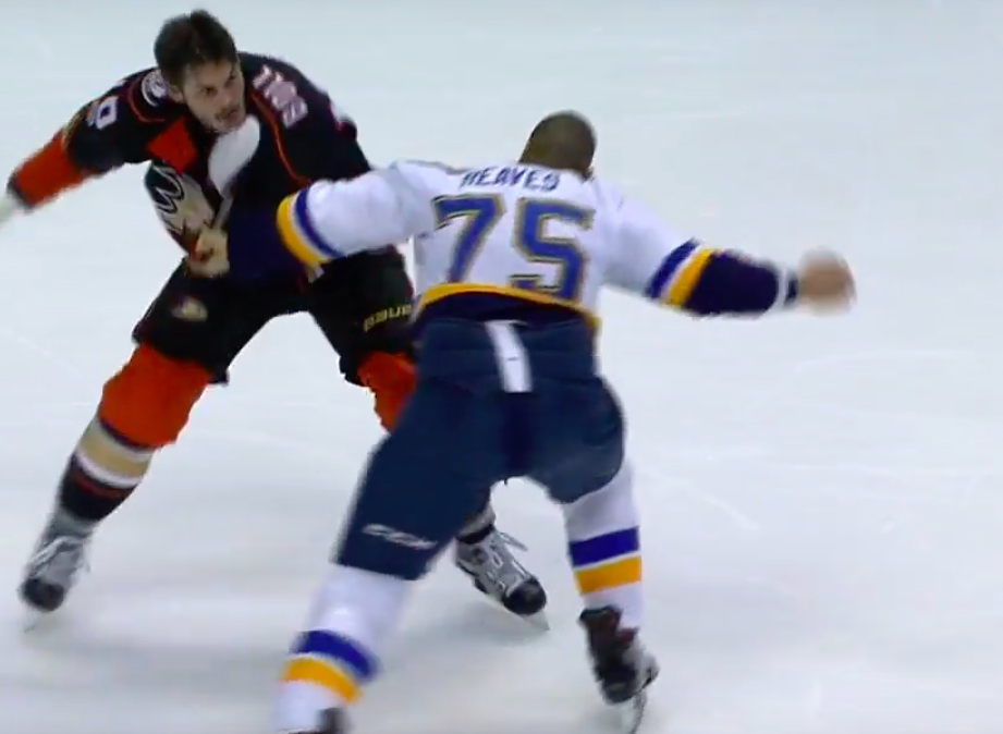 Video: Jättiläiset iskivät yhteen nyrkein Anaheimissa | Laitataklaus.com Video: Jättiläiset iskivät yhteen nyrkein Anaheimissa | Laitataklaus.com