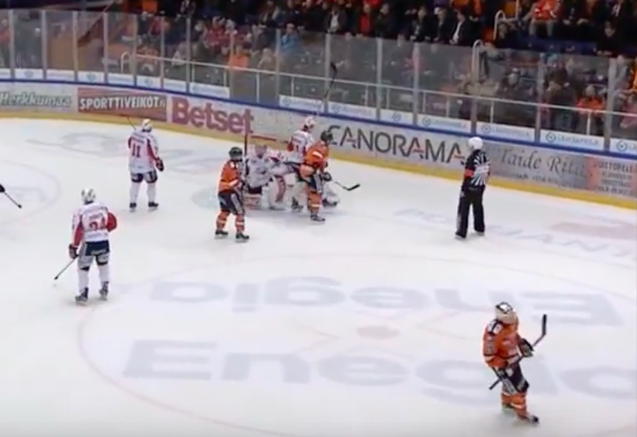 Video: Niklas Hagmanille suihkukomennus potkaisemisesta - kurinpito tutkii | Laitataklaus.com Video: Niklas Hagmanille suihkukomennus potkaisemisesta - kurinpito tutkii | Laitataklaus.com
