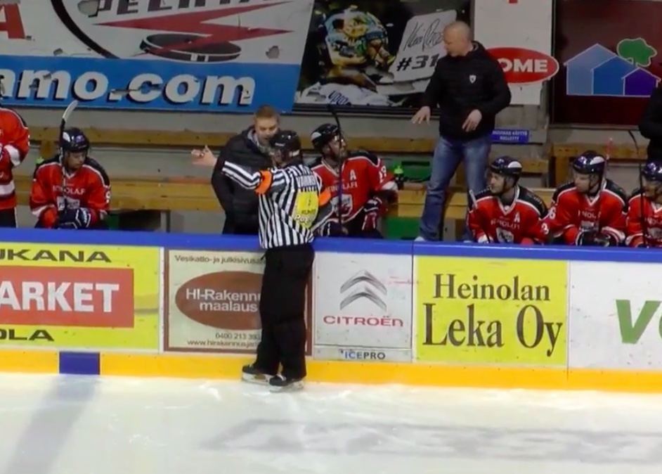 Video: Peliittojen päävalmentaja paiskasi vaihtoaition oven tuomarin näpeille | Laitataklaus.com Video: Peliittojen päävalmentaja paiskasi vaihtoaition oven tuomarin näpeille | Laitataklaus.com