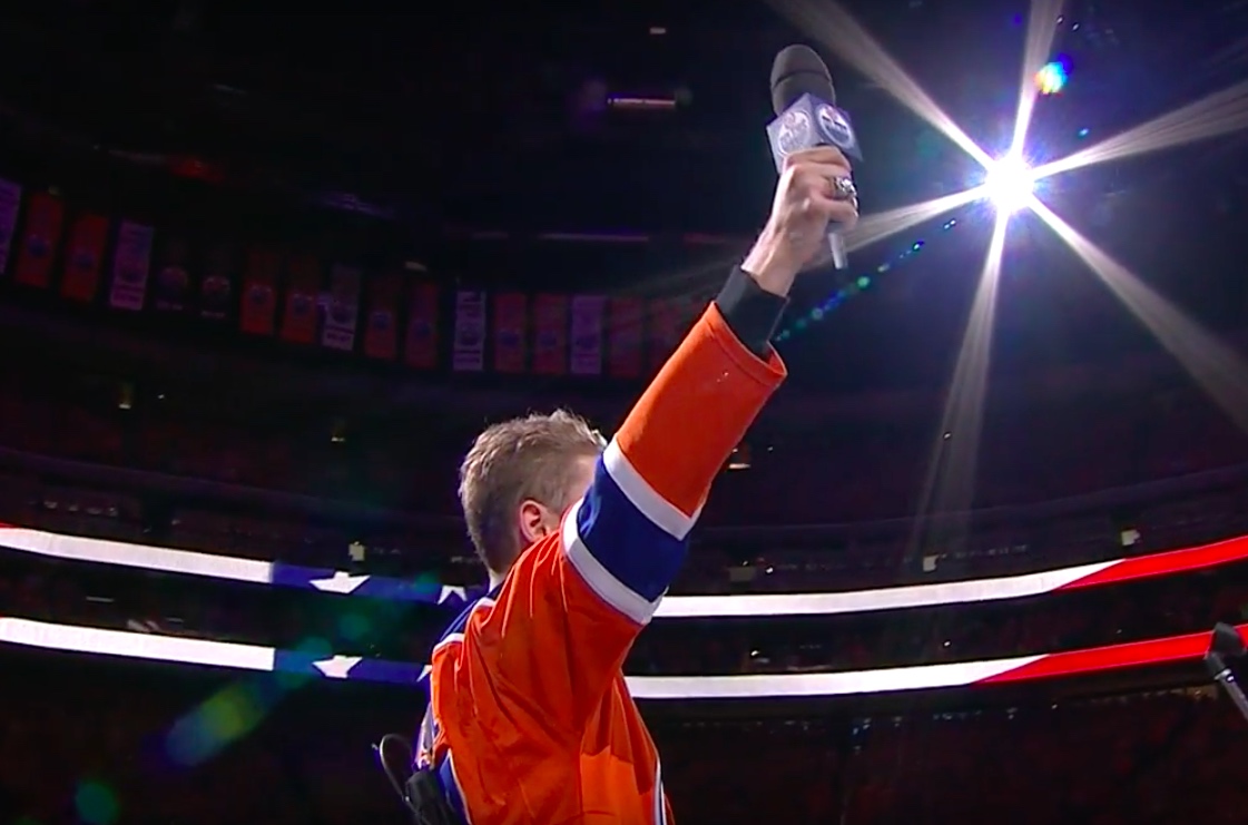 Video: Täysi Rogers Place lauloi Amerikan kansallislaulun mikrofonin rikkouduttua | Laitataklaus.com Video: Täysi Rogers Place lauloi Amerikan kansallislaulun mikrofonin rikkouduttua | Laitataklaus.com