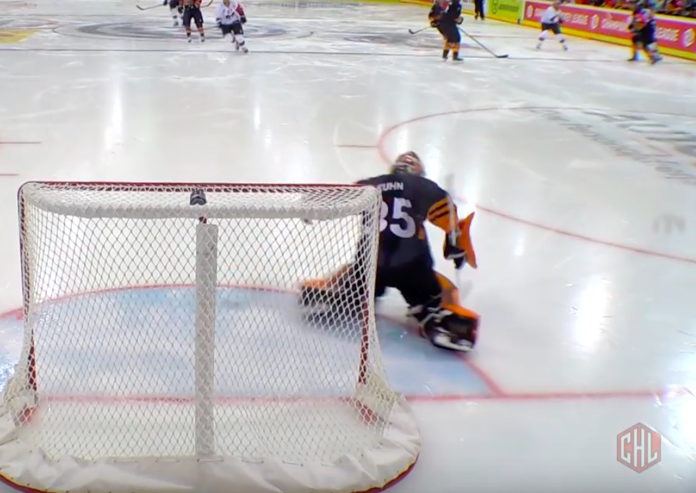 Video: Punaviivalaukaus yllätti saksalaisvahdin CHL-ottelussa Video: Punaviivalaukaus yllätti saksalaisvahdin CHL-ottelussa