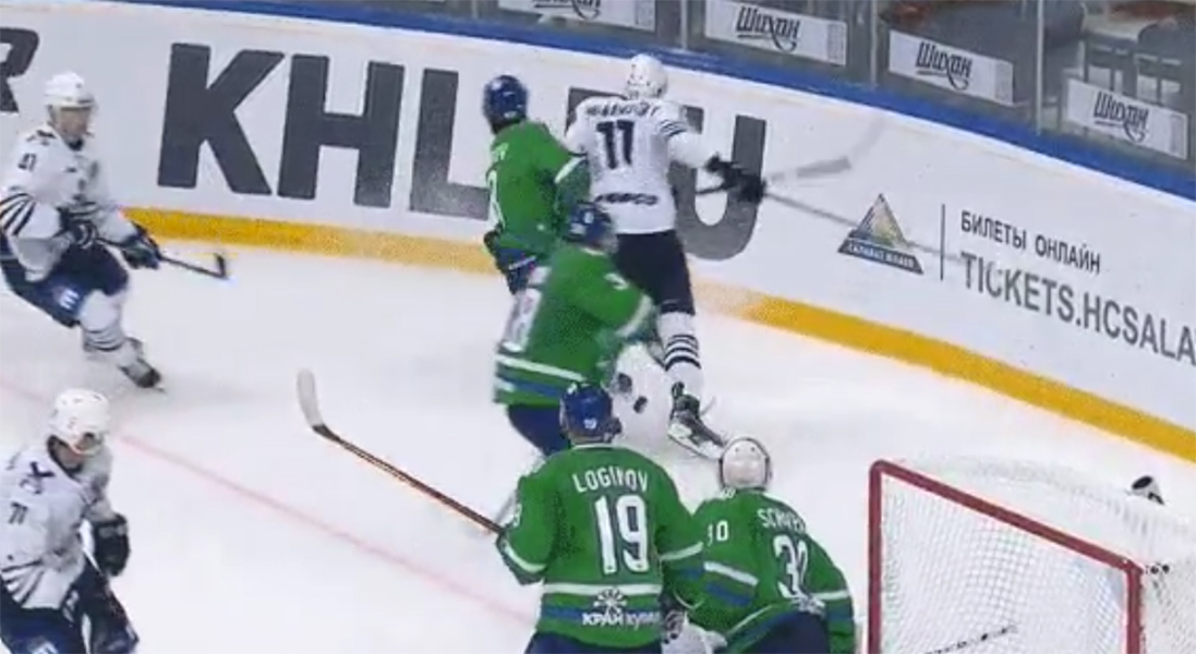 Video: KHL:ssä ruma päähän kohdistunut taklaus - pelikieltoa kaksi ottelua Video: KHL:ssä ruma päähän kohdistunut taklaus - pelikieltoa kaksi ottelua