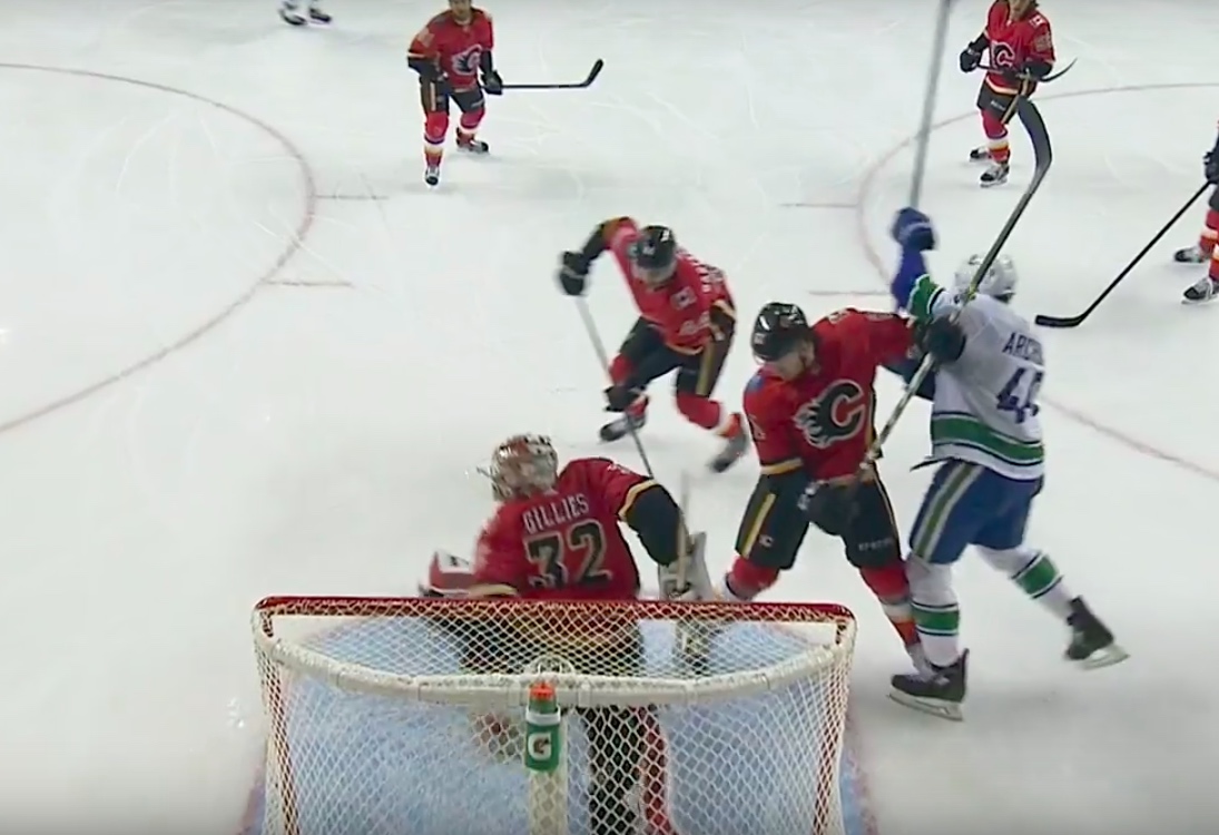 Video: Flames-vahti Jon Gillies nappasi uskomattaman hanskatorjunnan Video: Flames-vahti Jon Gillies nappasi uskomattaman hanskatorjunnan