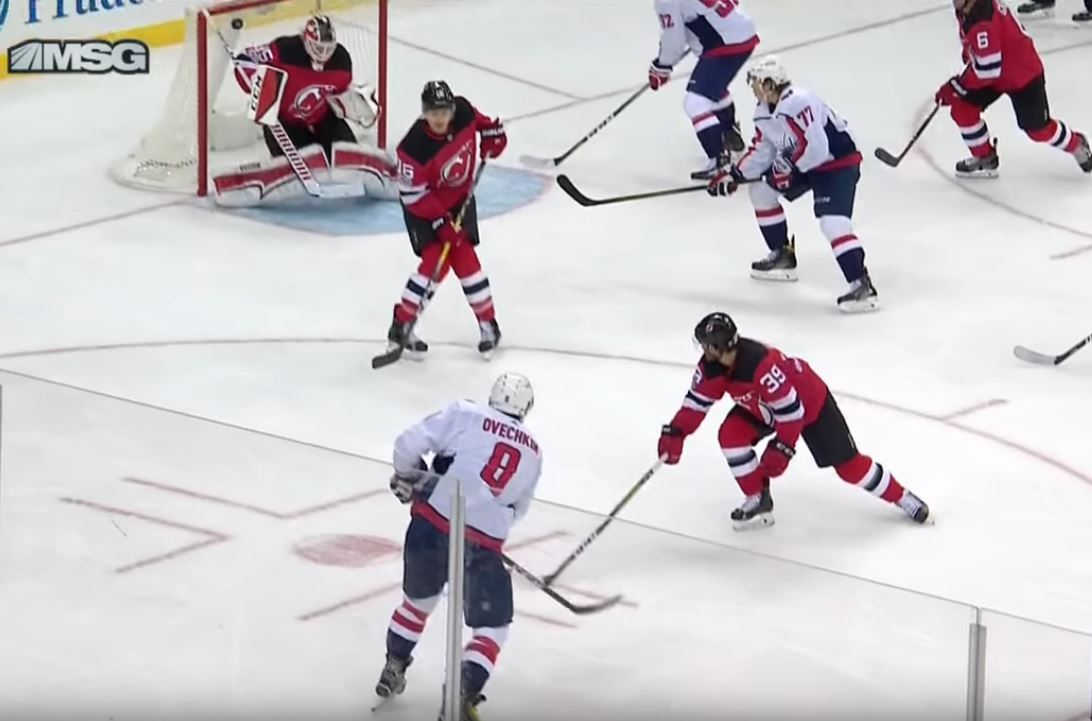 Video: Ovechkin jälleen pahanteossa - kammottava pommi maalin kattoon Video: Ovechkin jälleen pahanteossa - kammottava pommi maalin kattoon