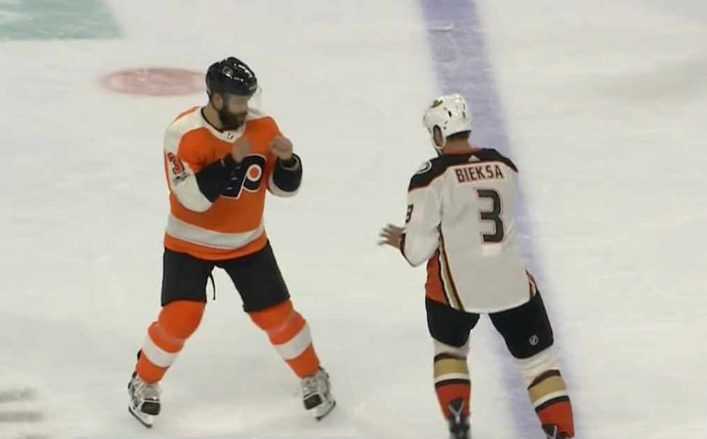 Video: Ducksin Bieksa tiputti Flyersin Gudasin Teräsmies-lyönnillä myllyssä Video: Ducksin Bieksa tiputti Flyersin Gudasin Teräsmies-lyönnillä myllyssä