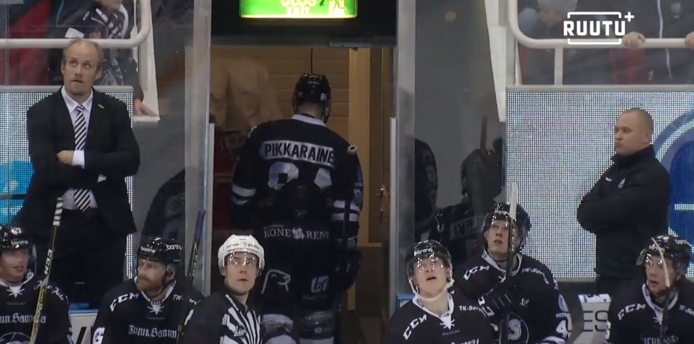 Video: Pikkarainen hölmöili itselleen ulosajon idioottimaisella huitaisulla Video: Pikkarainen hölmöili itselleen ulosajon idioottimaisella huitaisulla