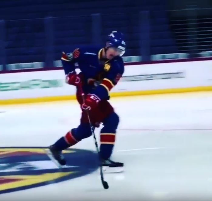 Video: Jokereiden Tolvanen esitteli kikkataitojaan - komeat veivit treeneissä Video: Jokereiden Tolvanen esitteli kikkataitojaan - komeat veivit treeneissä