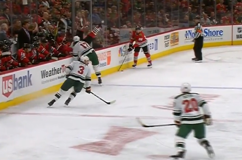 Video: Marcus Foligno taklasi Chicagon järkäleen laidan yli Video: Marcus Foligno taklasi Chicagon järkäleen laidan yli