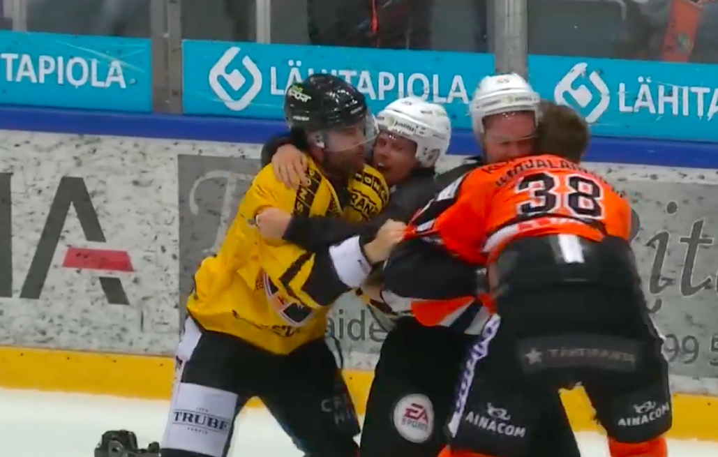 Video: Miro Karjalainen jälleen omien puolella - hanskat tippuivat Video: Miro Karjalainen jälleen omien puolella - hanskat tippuivat