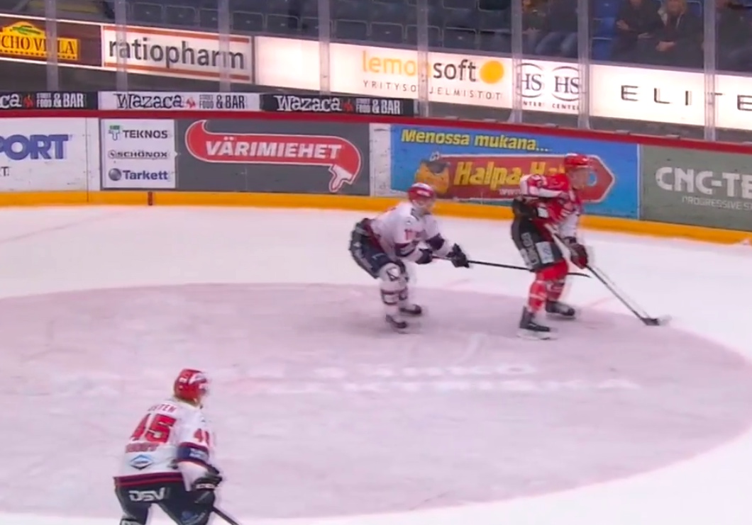 Video: Saku Salmela huitoi itsensä suihkuun - Viitaluoma uhrina Video: Saku Salmela huitoi itsensä suihkuun - Viitaluoma uhrina