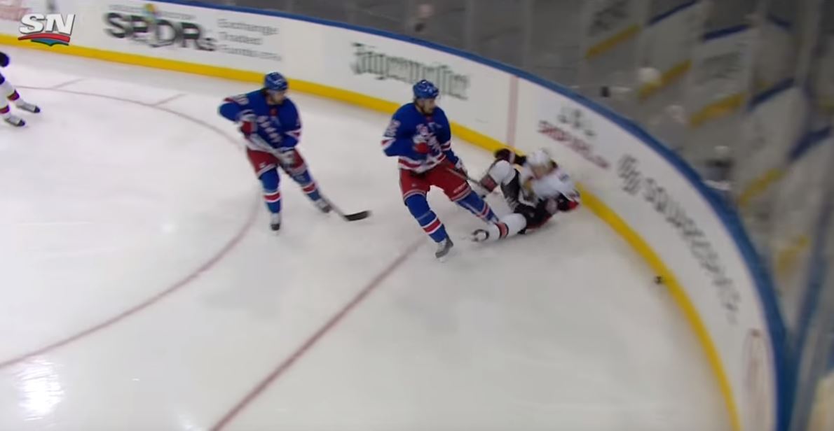 Mark Borowiecki | Laitataklaus.com Video: Mark Borowiecki lensi kivuliaasti laitaan Brendan Smithin niitistä