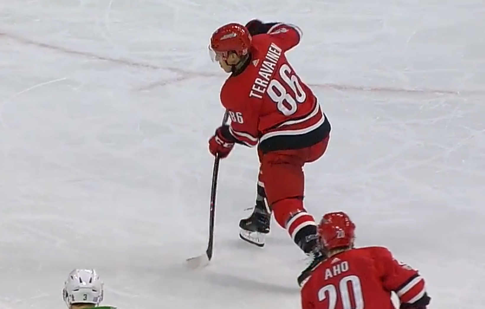 Video: Teuvo Teräväinen teki uransa ensimmäisen hattutempun NHL:ssä | Laitataklaus.com Carolinassa suomalaisten bileet. Teuvo Teräväinen keräsi tililleen neljä tehopistettä.