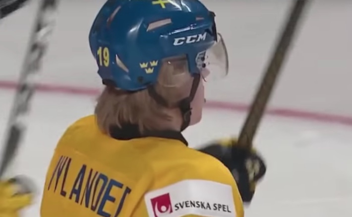 Alexander Nylander juhlii Alexander Nylander valittiin viime vuonna nuorten kisoissa All Star -kentälliseen.