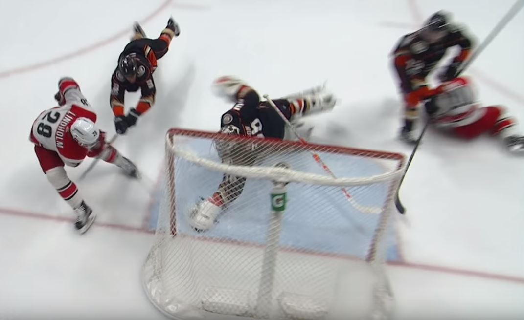 John Gibson | Laitataklaus.com Video: John Gibson ryösti Elias Lindholmin kaksi kertaa pariin minuuttiin