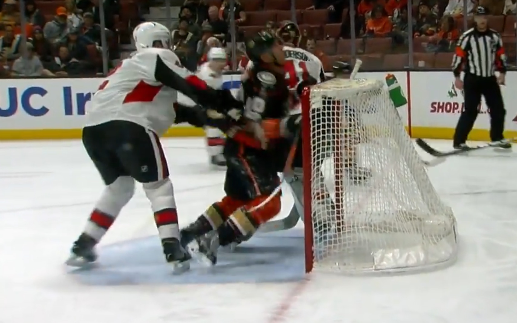 Video: Corey Perry toimi itse itsensä poliisina kokiessaan kovia | Laitataklaus.com Video: Corey Perry toimi itse itsensä poliisina kokiessaan kovia | Laitataklaus.com