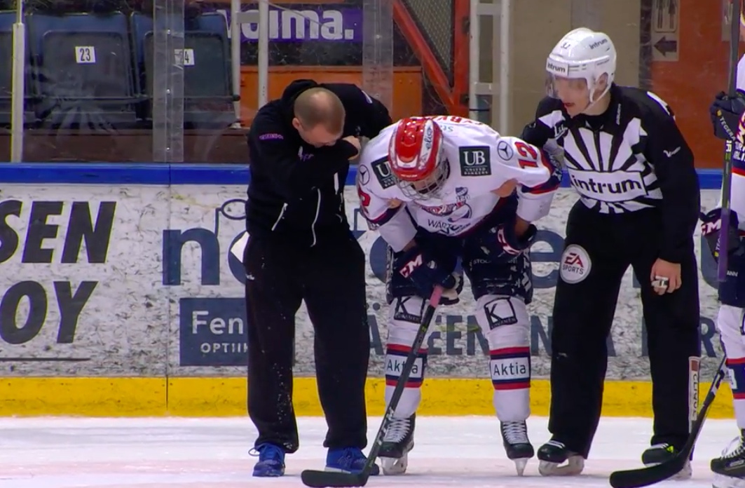 Video: Juho Keränen sai erikoisen ulosajon - Tyrväinen loukkaantui erätauon ajaksi | Laitataklaus.com Video: Juho Keränen sai erikoisen ulosajon - Tyrväinen loukkaantui erätauon ajaksi | Laitataklaus.com