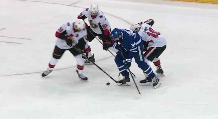 Auston Matthews taituroi Auston Matthews omaa käsittämättömät kädet ja hän esitteli niitä ottelussa Ottawa Senatorsia vastaan.