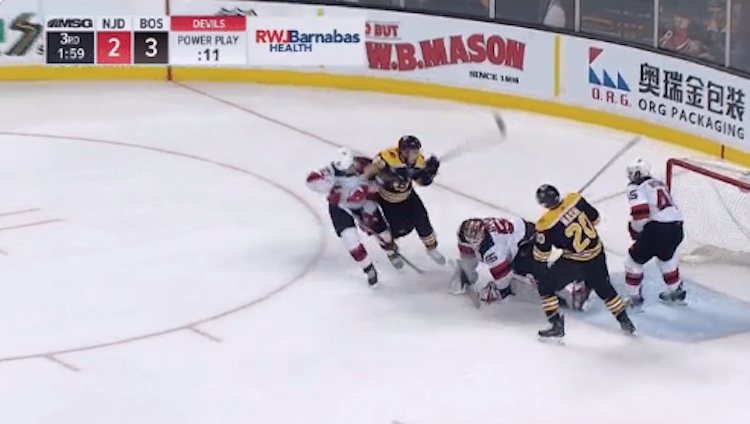 Brad Marchandilla pimeni Brad Marchandilla pimeni jälleen kerran, kun hän hyppäsi kyynärpää edellä suoraan Marcus Johanssonia päähän.