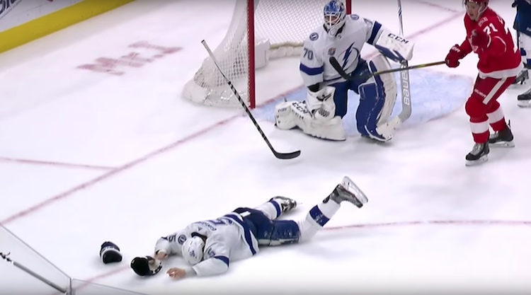 Dan Girardi kiekko päähän 2 Tampa Bay Lightningin Dan Girardi koki kovia, kun hän sai lähietäisyydeltä lämärin suoraan päähänsä.
