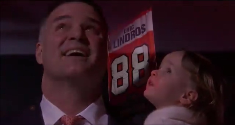 Eric Lindrosin #88 kattoon Eric Lindrosin #88 nousi Philadelphia Flyersin kotihallin kattoon.
