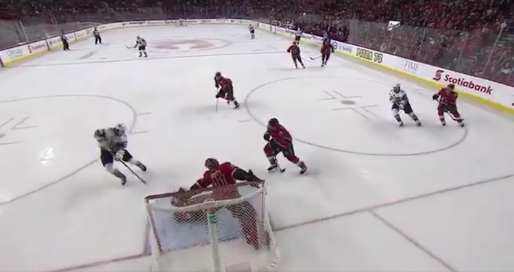 Erik Haula maalasi Erik Haula käytti surutta hyväkseen Calgary Flamesin käsittämättömän hölmöilyn ja paniikin.