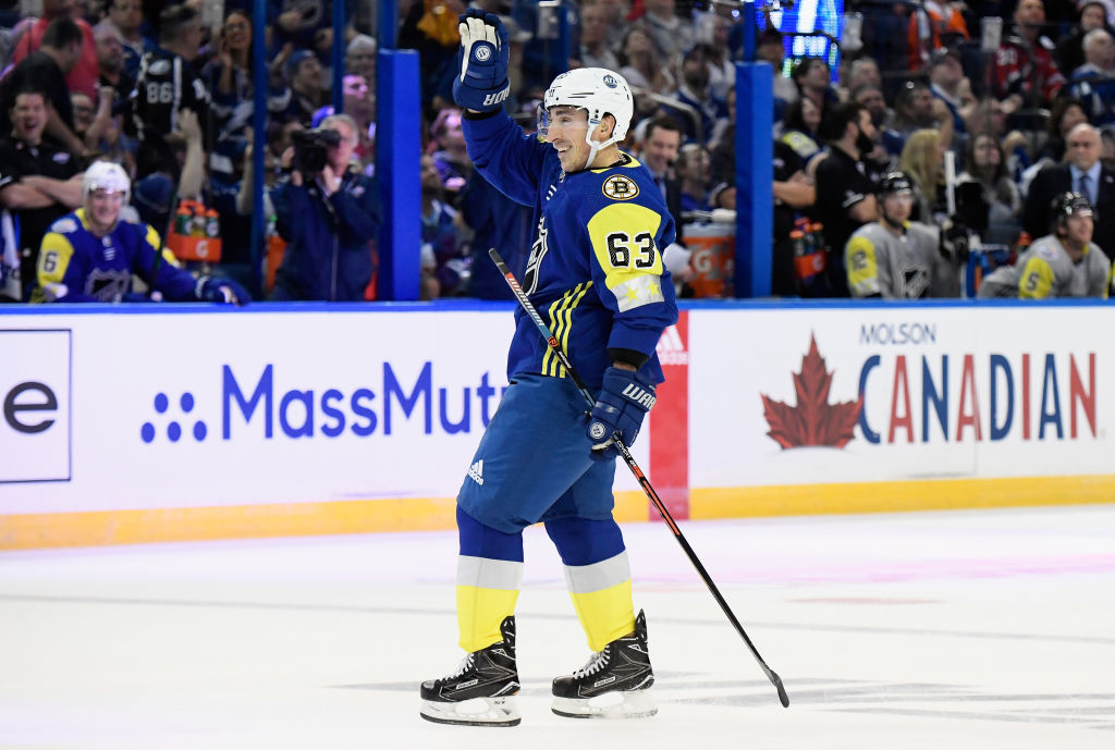 Brad Marchand oli yleisön Brad Marchand heilutteli buuaavalle yleisölle ja lähetteli sille suunnalle myös lentosuukkoja.