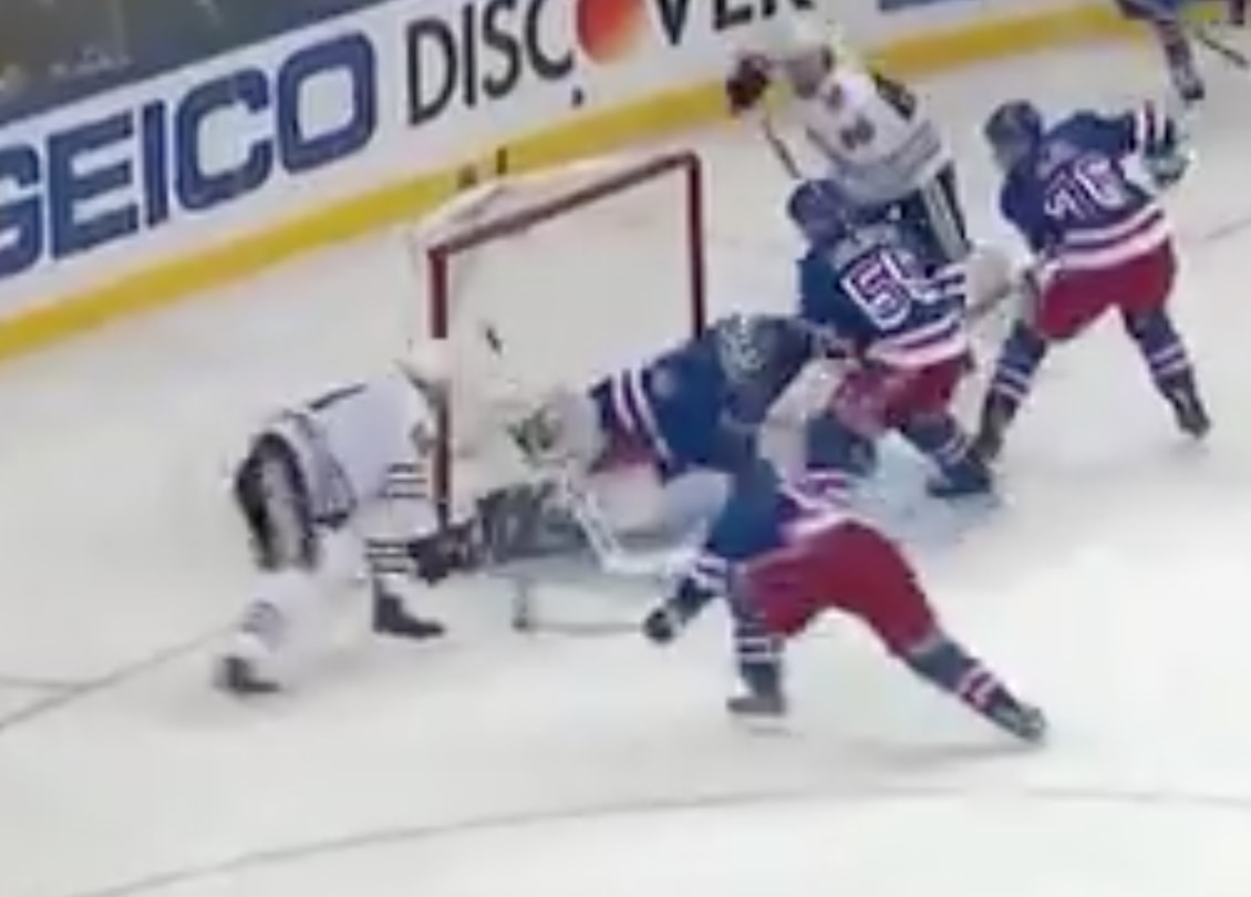 Henrik-Lundqvist-tuplatorjunta Henrik Lundqvist esitti yöllä komean tuplatorjunnan, kun Chicago Blackhawks voitti kamppailun lukemin 5-2. Lundqvist päästi selkänsä taakse kolme osumaa.