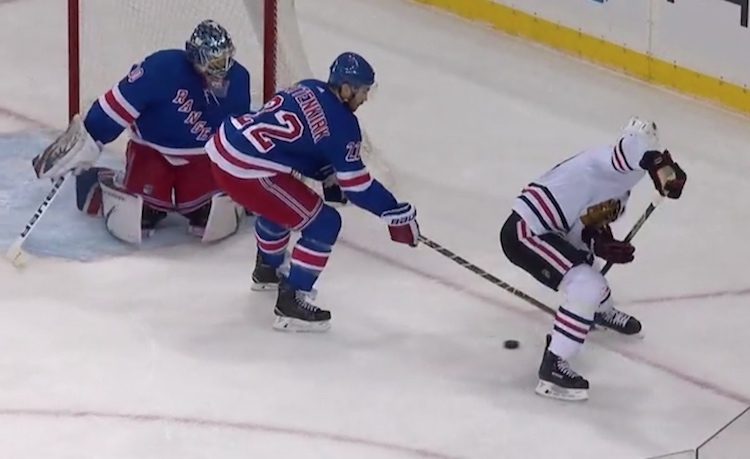 Jonathan Toews syöttö Jonathan Toews osoitti oveluuttaan Chicago Blackhawksin iskemässä 1-0-maalissa.
