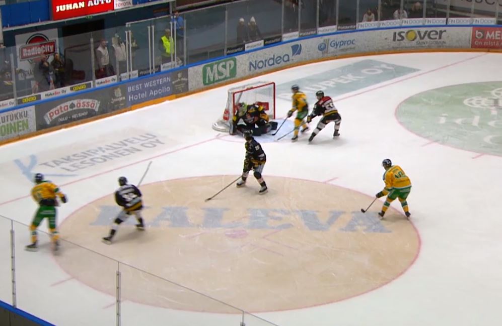 Joona Koppanen | Laitataklaus.com VIDEO: Raksilassa hämmennystä - kiekko upposi maaliin sivuraudan alta!