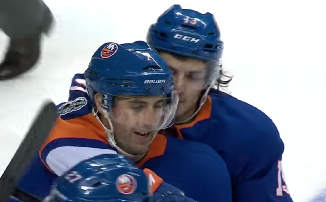 Jordan-Eberle-ja-Mathew-Barzal Jordan Eberle vitsaili joukkuekaverilleen Mathew Barzalille.