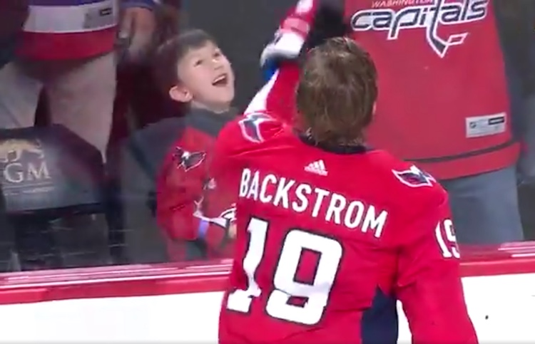 Nicklas Bäckström kiekko fanille Nicklas Bäckström teki pikkufanin päivästä ikimuistoisen heittämällä hänelle kiekon katsomoon.