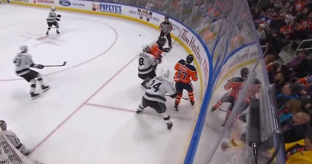 Patrick Maroon | Laitataklaus.com VIDEO: Patrick Maroon taklasi Drew Doughtya päähän ja pudotti hanskat