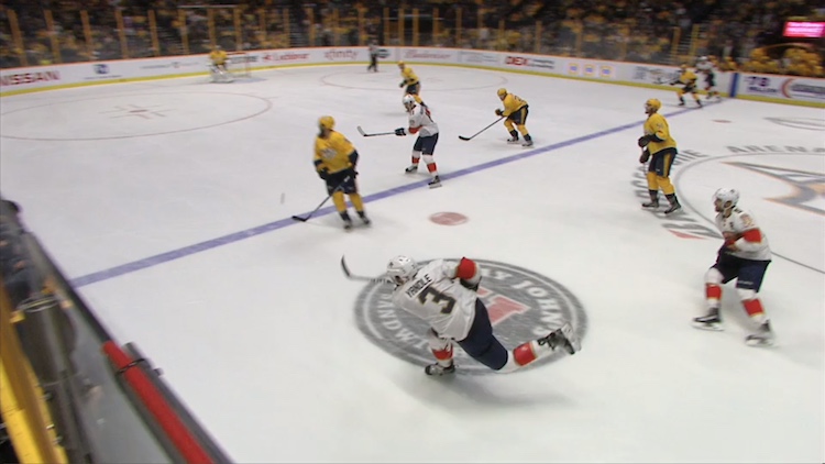 Pekka Rinne yllätettiin lähes puolesta kenttää Pekka Rinne joutui Keith Yandlen kaukolaukauksen yllättämäksi.
