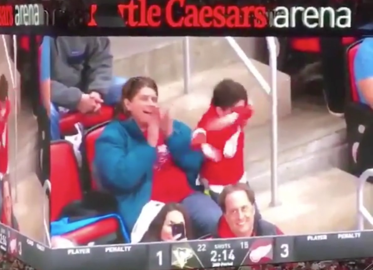 Pikkupoika-däbbää Sidney Crosby sai yleisöltä buuakset ottelussa Detroit Red Wingsiä vastaan, mutta pikkupoika vei kaikkien huomion ryhtymällä