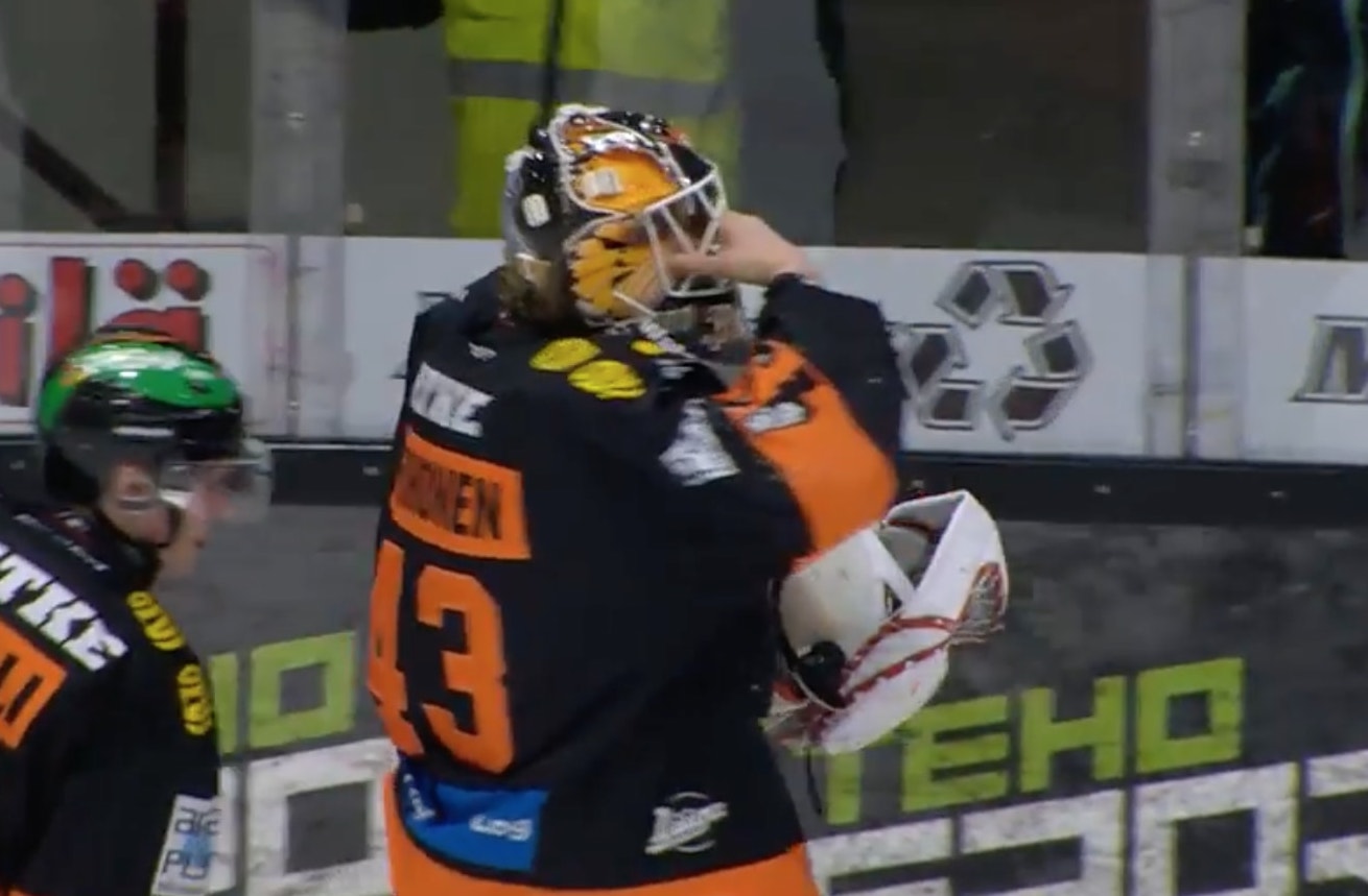 Samu-Perhonen Samu Perhonen nappasi useita huipputorjuntoja saman vaihdon aikana, kun KooKoo taipui Pelicansille lukemin 2-1.