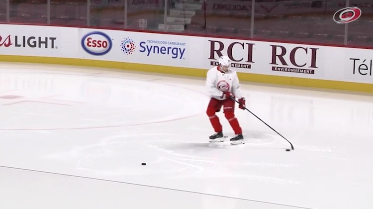 Sebastian Aho palasi jäälle Sebastian Aho on toipunut yllättävän nopeasti pahalta vaikuttaneesta loukkaantumisestaan.