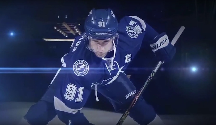 Steven Stamkos aloituksessa NHL:n All Star -tapahtumassa yhtenä kapteeneista toimii isäntäjoukkue Tampa Bay Lightningin Steven Stamkos.