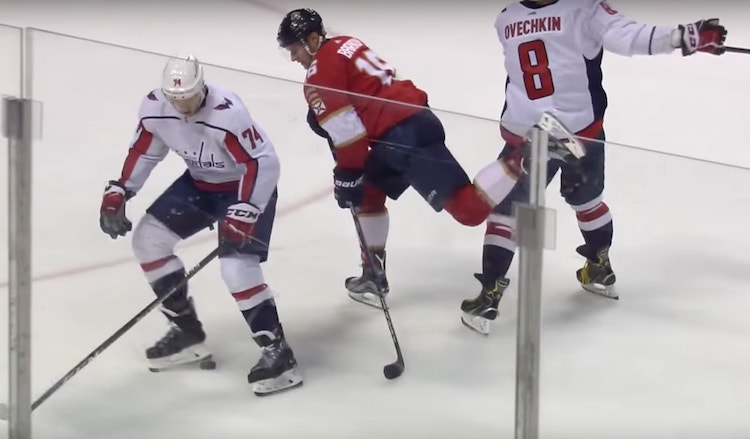Aleksander Barkov puikkelehtii Aleksander Barkov puikkelehti Alexander Ovechkin ja John Carlsonin välistä ja lähetti kiekon lopulta maalille.