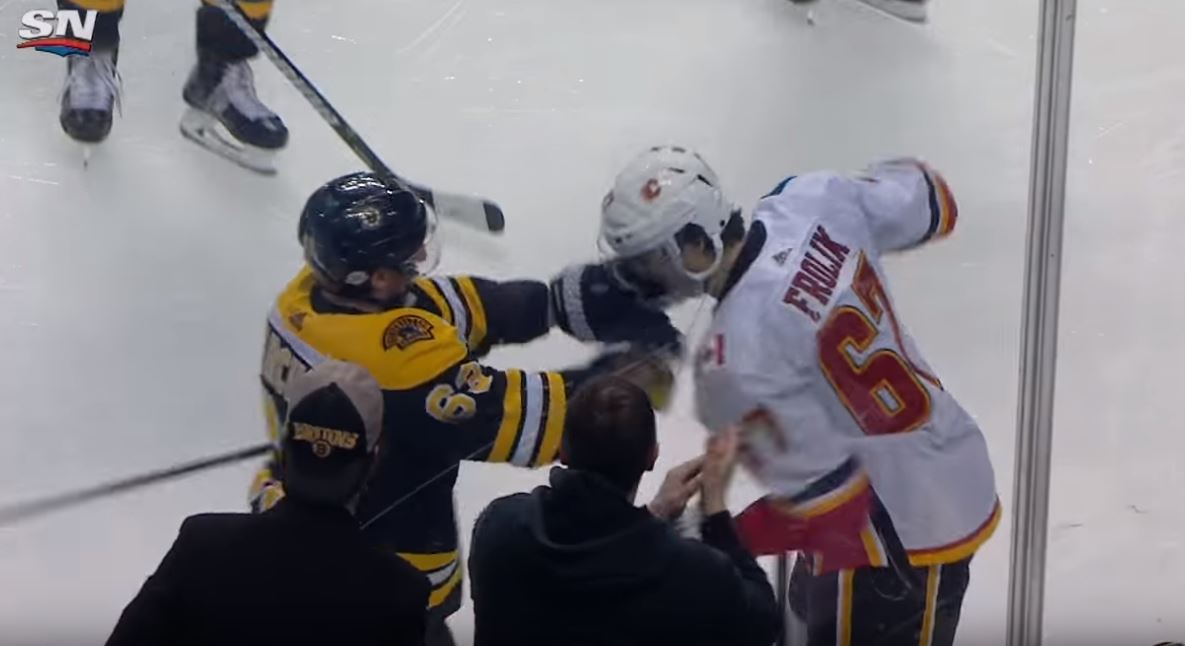 Brad Marchand | Laitataklaus.com VIDEO: Brad Marchand jälleen pahanteossa - repi Frolikia leukasuojasta
