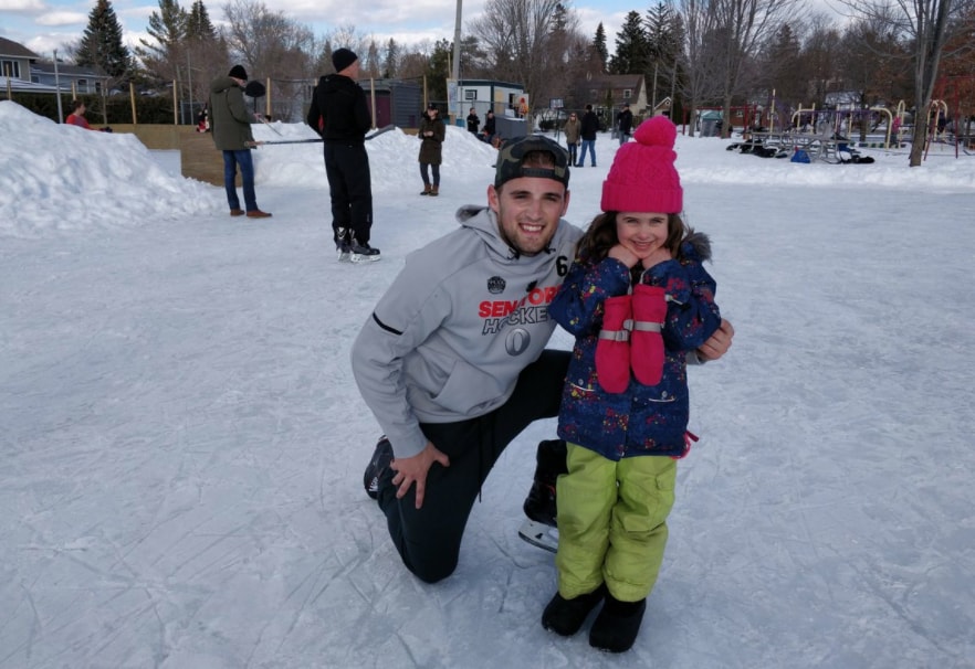 Chris Wideman yllätti ihmiset Chris Wideman yllätti ihmiset, kun hän kutsui faneja pelaamaan ulkolätkää paikalliseen kaukaloon.