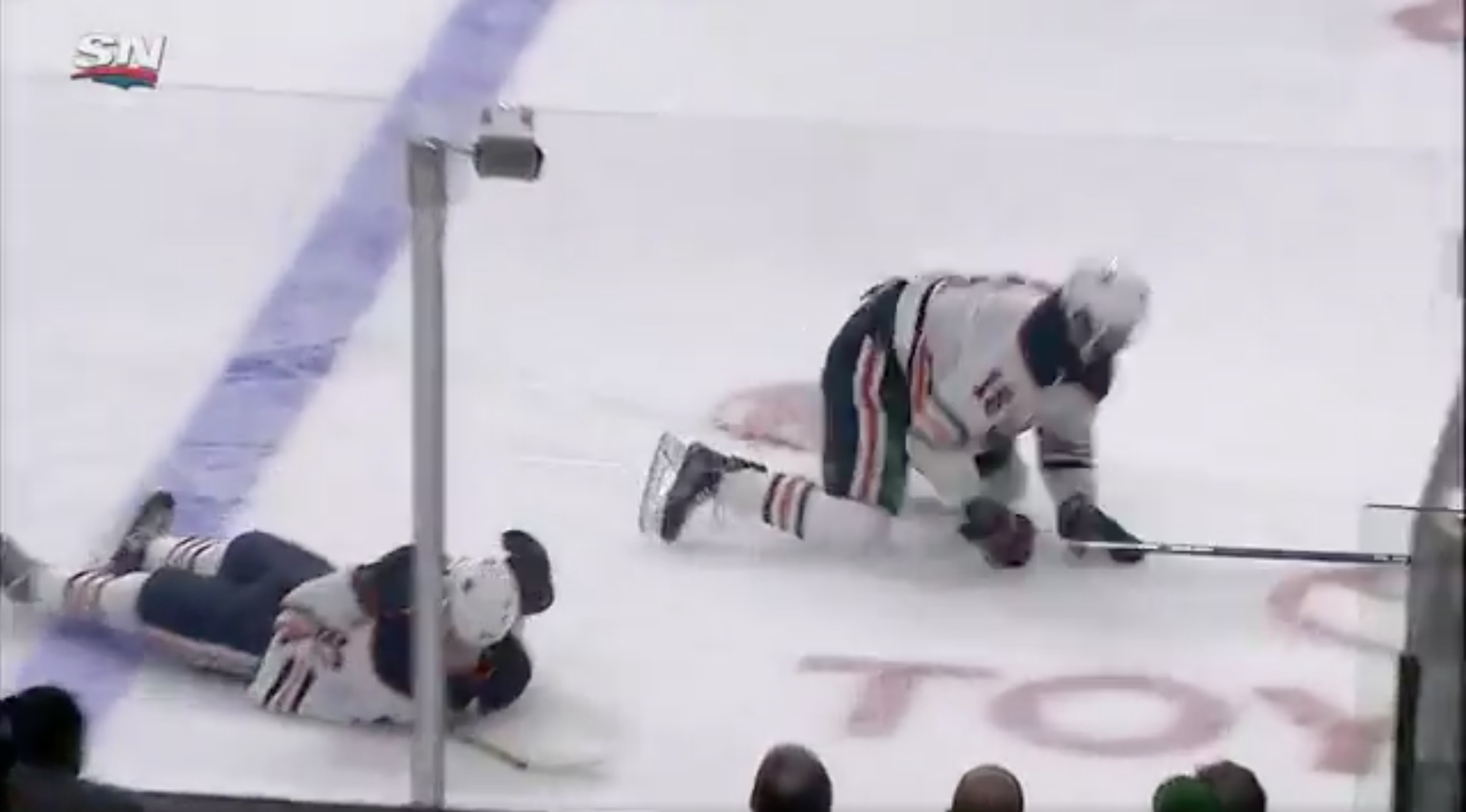 Connor McDavid ja Juraj Khairan jyräämäksi Connor McDavid jäi Juraj Khairan jyräämäksi, mutta onnistui maalinteossa vain sekunteja myöhemmin.