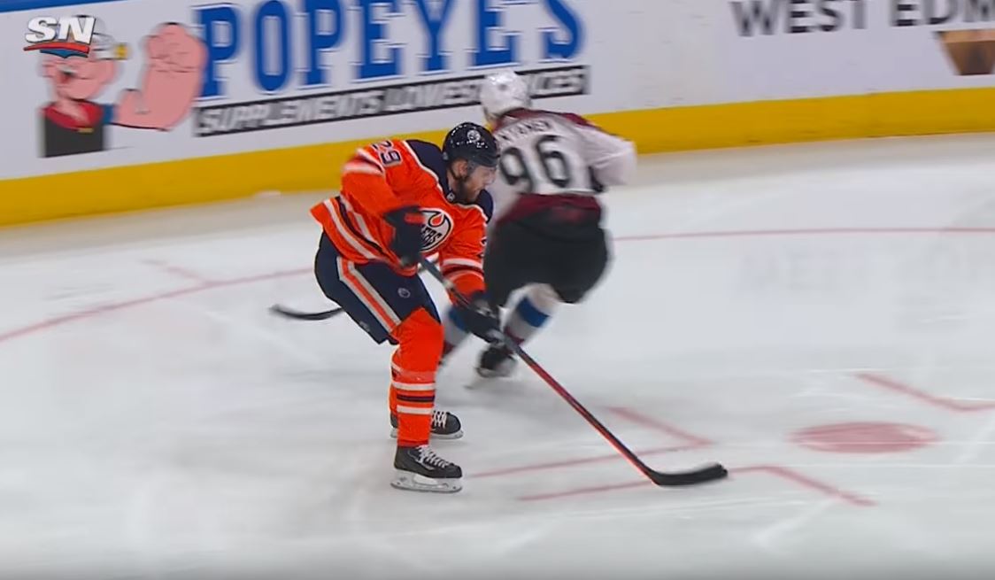 Leon Draisaitl | Laitataklaus.com VIDEO: Leon Draisaitlilta mielettömät kynät - Rantaselta pöksyt ja kiekko häkkiin!