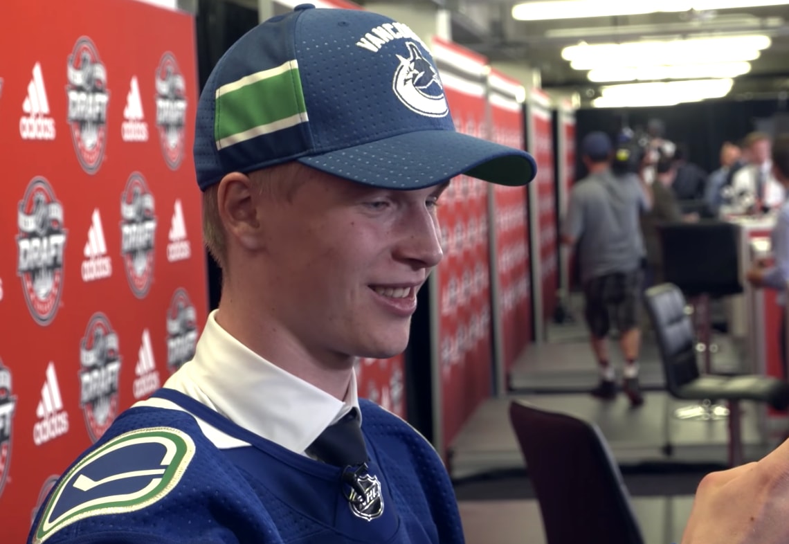 Elias Pettersson sai ylistystä Elias Pettersson iski kauniin rankkarimaalin joukkueen harjoituksissa.