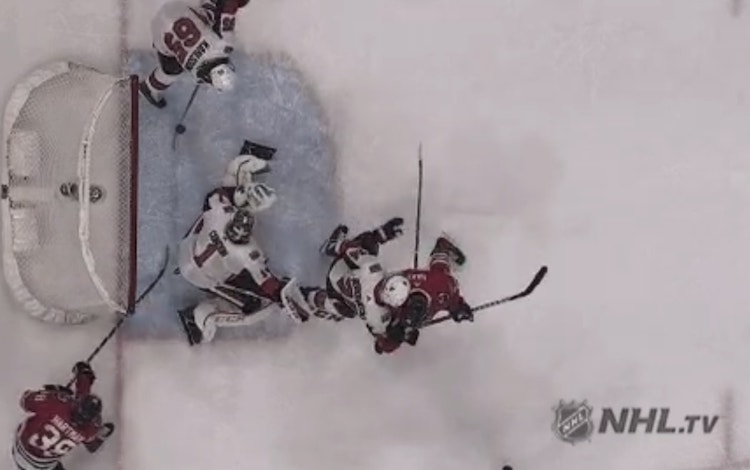 Erik Karlsson pelasti maalin Erik Karlsson suoritti viime yön ottelussa todellisen paraatipelastuksen, joskin Blackhawks marssi ottelussa tästäkin huolimatta voittoon.