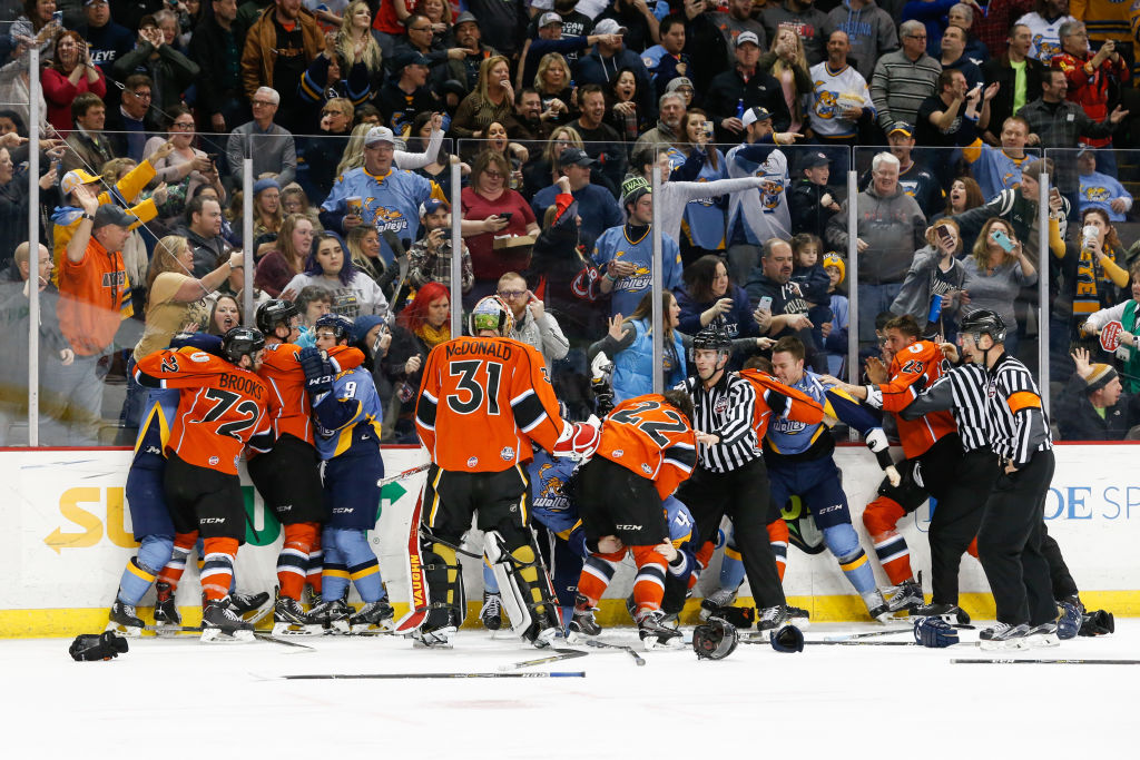 ECHL:ssä joukkotappelu ECHL:ssä nähtiin massiivinen joukkotappelu tai itse asiassa kaksi sellaista.